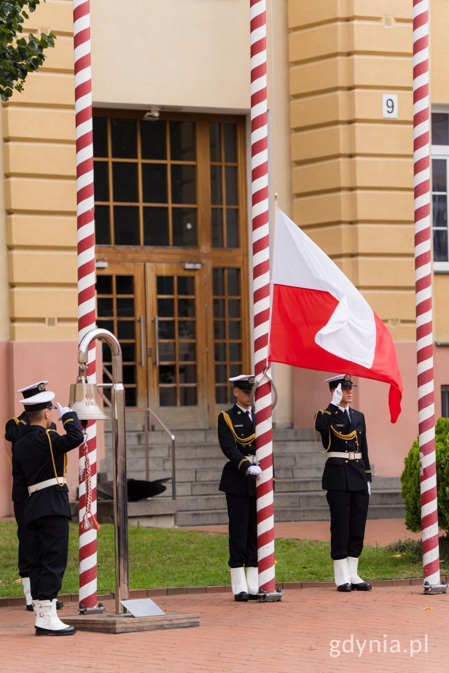 Poczet flagowy wciąga flagę RP na maszt podczas uroczystej przysięgi wojskowej podchorążych Akademii Marynarki Wojennej