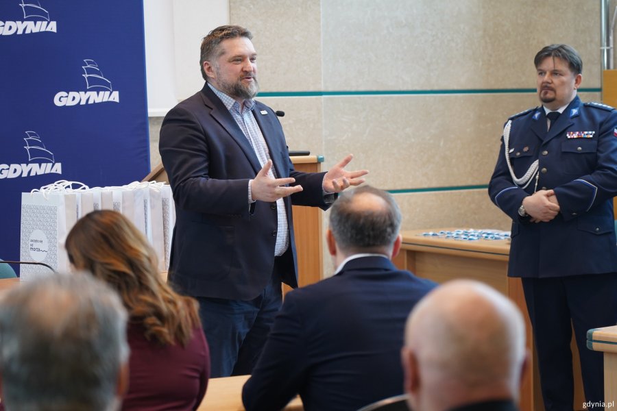  Tadeusz Szemiot, przewodniczący Rady Miasta Gdyni przemawia podczas uroczystości