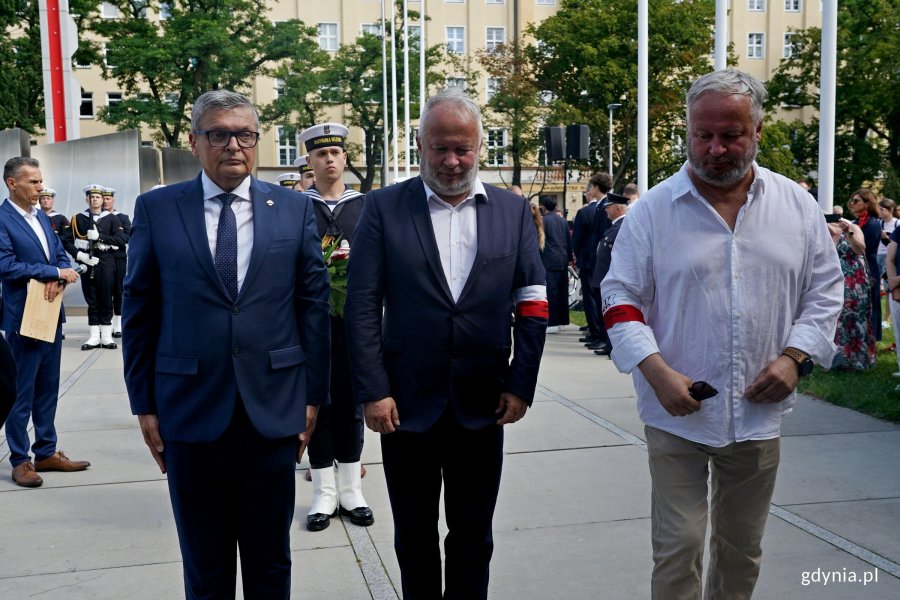 Od lewej: Krzysztof Kozubowski &ndash; członek zarządu okręgu pomorskiego Światowego Związku Żołnierzy Armii Krajowej, Krzysztof Jankowski &ndash; prezes gdyńskiego koła Światowego Związku Żołnierzy Armii Krajowej oraz Wojciech Jankowski składający kwiaty podczas uroczystości z okazji 82. rocznicy wybuchu powstania warszawskiego