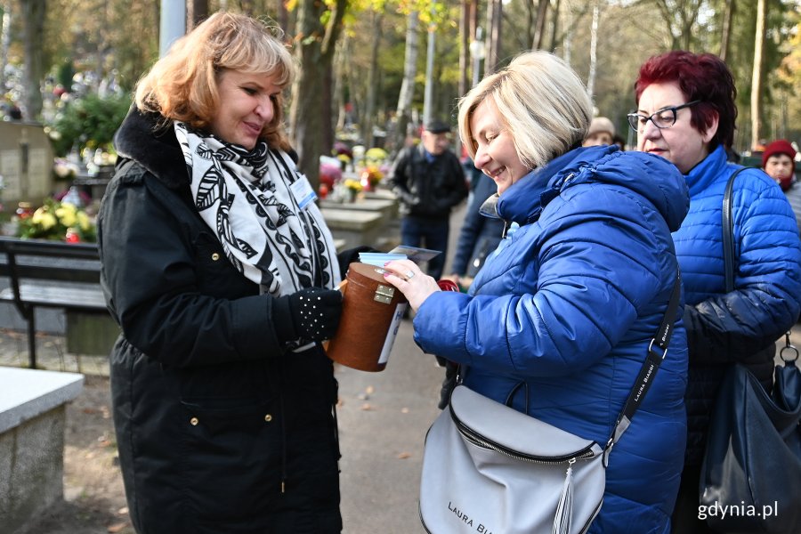 Na cmentarzu witomińskim kwestowała m.in. radna Ewa Krym   // fot. Michał Puszczewicz