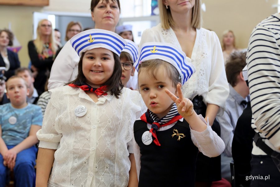 Uroczyste obchody 100-lecia Gdyni połączone z gościnnym występem ch&oacute;ru &bdquo;Zawisza Czarny&rdquo; w ZSS nr 17 w Gdyni (fot. Katarzyna Balcerzak)
