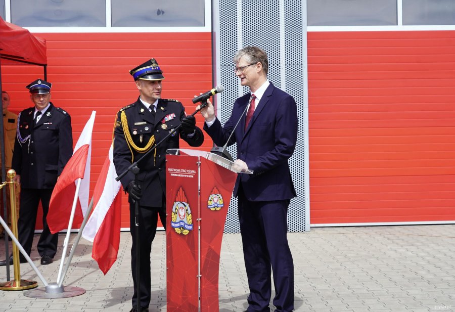 Mężczyzna przy mikrofonie w garniturze