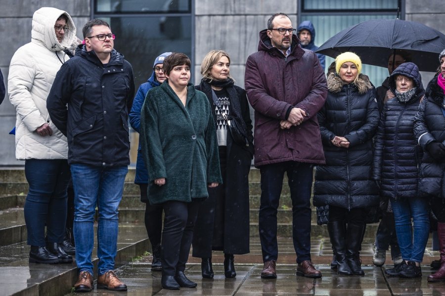 Uczestnicy uroczystości ku czci ofiar strzelaniny na praskim uniwersytecie zgromadzeni na placu im. prof. Andrzeja Ceynowy na kampusie Uniwersytetu Gdańskiego