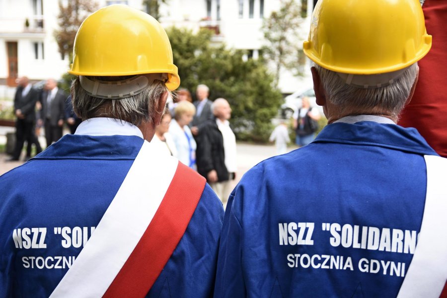 Uroczystości pod pomnikiem Ofiar Grudnia '70 przy Urzędzie Miasta Gdyni // fot. Kamil Złoch