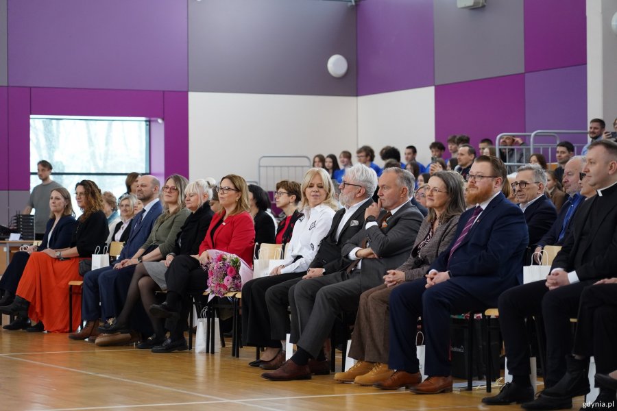 Na zdjęciu m.in.: Grzegorz Krygier, pomorski kurator oświaty, Oktawia Gorzeńska, wiceprezydentka Gdyni, Ireneusz Trojanowicz, wiceprzewodniczący Rady Miasta Gdyni, Iwona Tanewska, naczelnik Wydział Edukacji UMG, były prezydent Gdyni Wojciech Szczurek i byli dyrektorzy SP nr 18, dyrektorzy innych gdyńskich plac&oacute;wek oraz rodzice i uczniowie