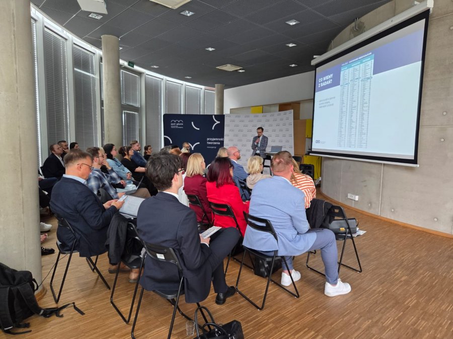 Dr Jędrzej Witkowski, prezes Centrum Edukacji Obywatelskiej poprowadził wykład podczas spotkania Zespołu ds. Proinnowacyjnych Kompetencji i Rozwoju Talent&oacute;w w ramach komisji Gospodarczej OMGGS