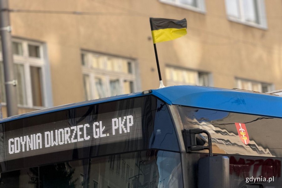 Kaszubska flaga na jednym z trolejbus&oacute;w