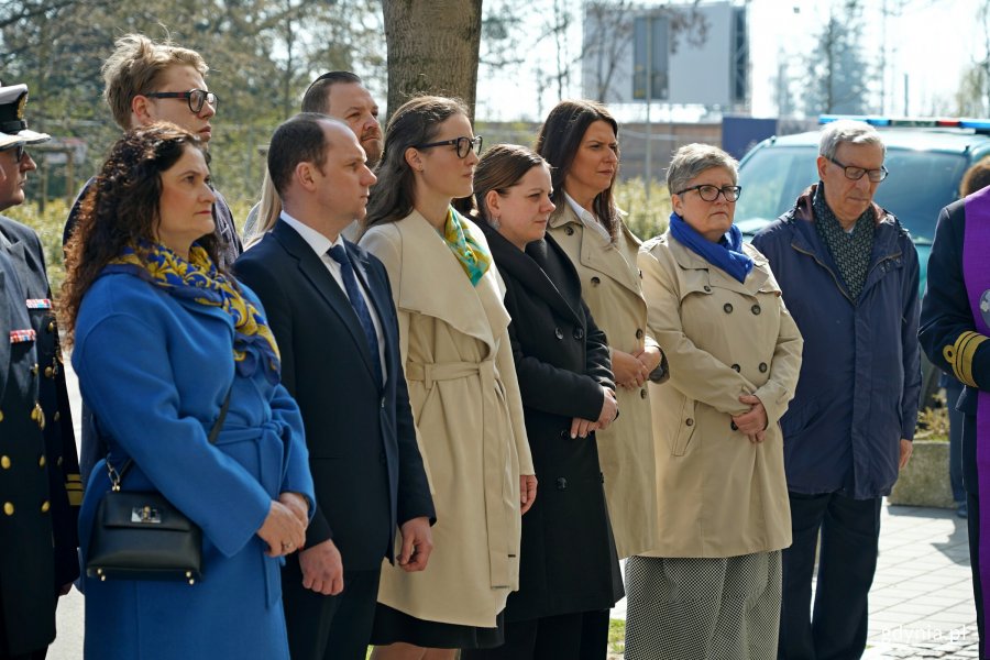 Od lewej: posłowie Dorota Arciszewska-Mielewczyk, Rafał Siemaszko i Wioleta Tomczak, prezydent Gdyni Aleksandra Kosiorek, radny Łukasz Strzałkowski oraz Mariola Śrubarczyk-Cichowska – wiceprzewodnicząca Rady Miasta Gdyni podczas uroczystości z okazji Dnia Pamięci Ofiar Zbrodni Katyńskiej