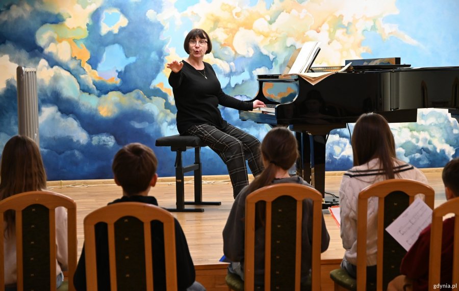 Nauczycielka przy fortepianie podczas pr&oacute;by do koncertu