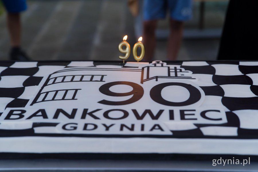 NieNie zabrakło urodzinowego tortu w charakterystyczne gorseciki - symbolu Bankowca zabrakło urodzinowego tortu