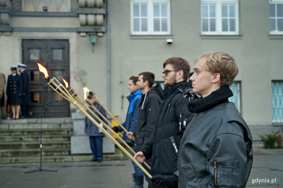 Studenci Uniwersytetu Morskiego z pochodniami podczas apelu pamięci