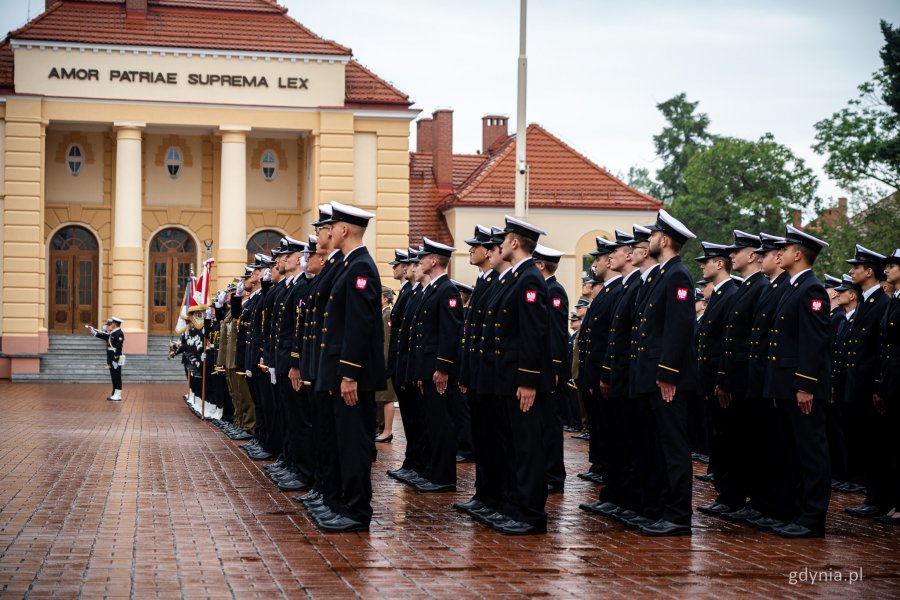 Uroczystość promocji na stopnie oficerskie dla absolwentów kursów oficerskich na Akademii Marynarki Wojennej w Gdyni (fot. Kamil Złoch)