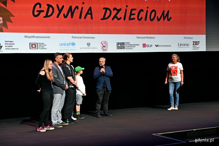 Twórcy filmu filmu „Smok Diplodok” podczas otwarcia 20. edycji sekcji „Gdynia Dzieciom”. Od lewej: Dorota Woropaj - kierownik produkcji, Maks Sikora - producent, Szymon Solarczyk, Mikołaj Wachowski oraz Wojciech Wawszczyk - reżyser i scenarzysta