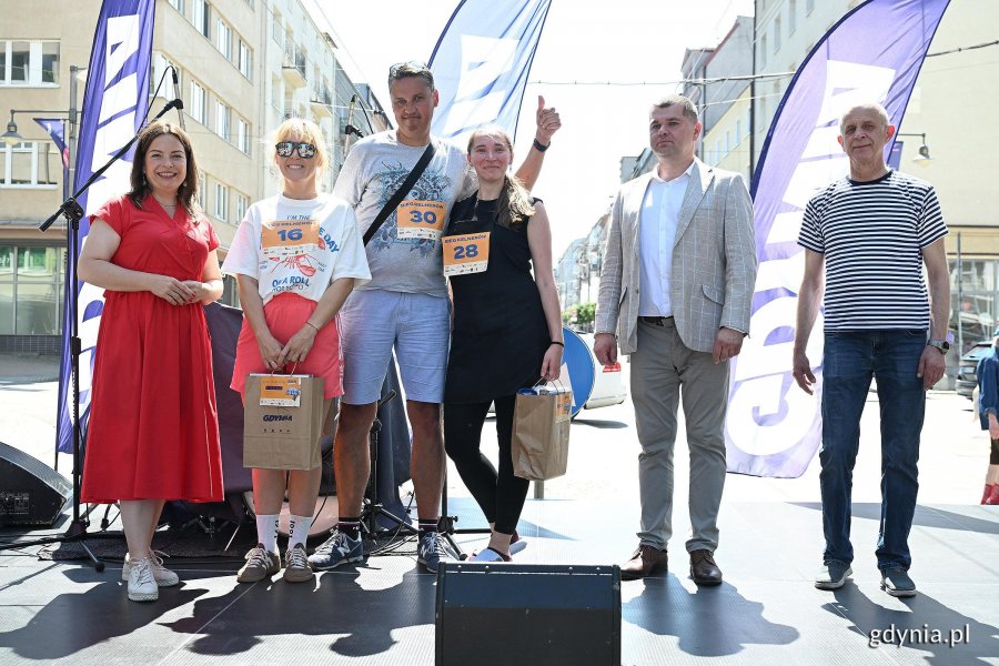 Rozdanie nagr&oacute;d wśr&oacute;d zwycięzc&oacute;w Biegu Kelner&oacute;w. Na zdjęciu m.in: członek zarządu wojew&oacute;dztwa pomorskiego Adam Gawrylik i wiceprezydentka Gdyni Oktawia Gorzeńska
