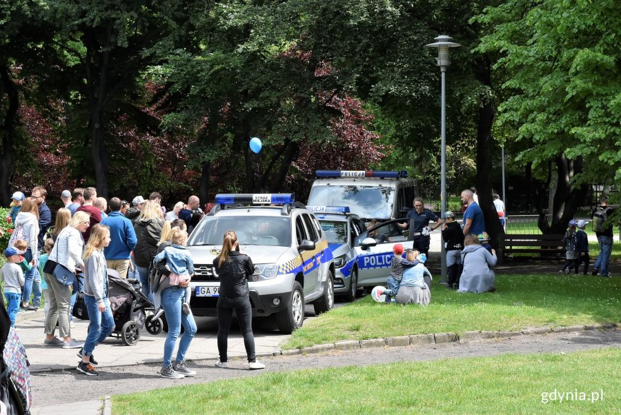 Najmłodsi mieszkańcy mogli się poczuć jak policjanci lub strażnicy miejscy i zasiąść w pojazdach służbowych // fot. Magdalena Czernek