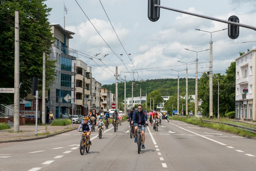27. Pomorski Wielki Przejazd Rowerowy – peleton północny przejeżdża ulicami Gdyni (fot. Paweł Budziński)