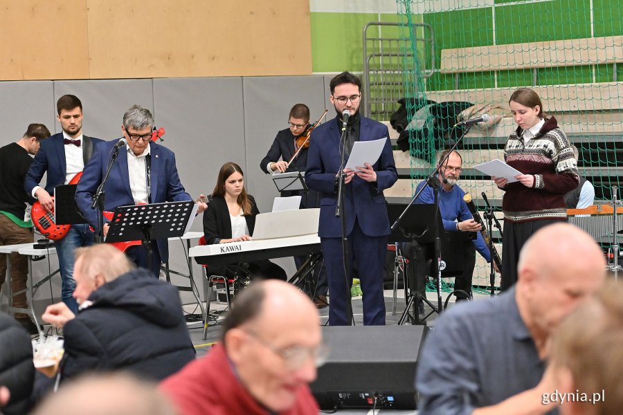 Zespół muzyczny gra kolędy