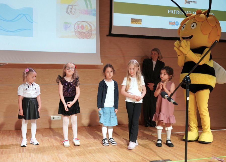NNajmłodsze laureatki konkursu &bdquo;Małe dzieci nie chcą śmieci" (fot. Aneta Marczak)