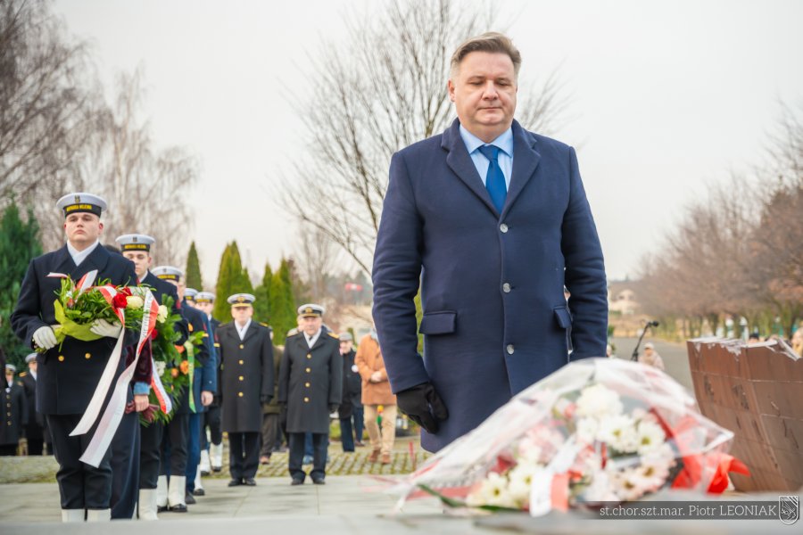 Poseł Michał Kowalski składający kwiaty podczas uroczystości upamiętniających marynarzy represjonowanych przez władze komunistyczne w okresie powojennym 