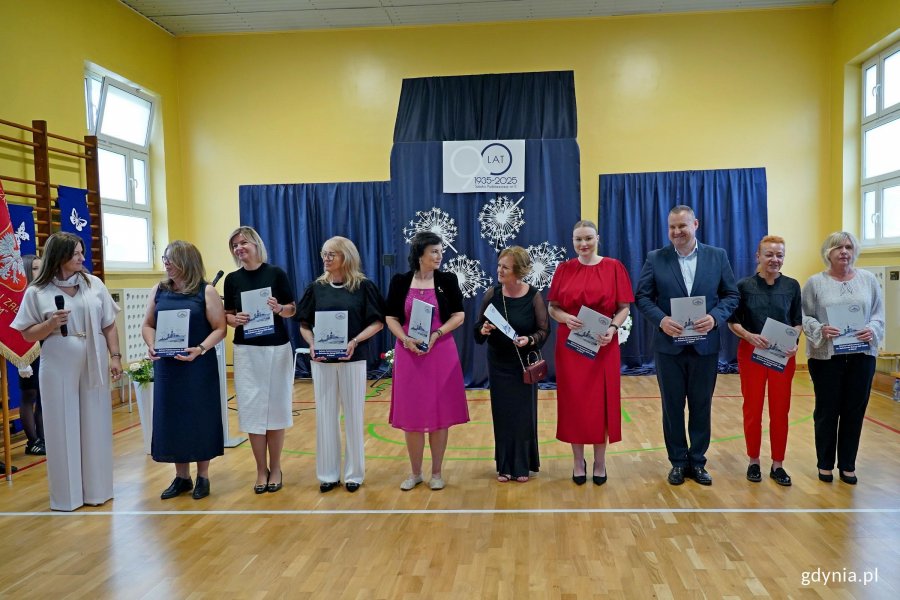 Nauczyciele nagrodzeni przez dyrekcję z okazji jubileuszu 90-lecia Szkoły Podstawowej nr 11. Na zdjęciu wraz z Joanną Zarzycką &ndash; dyrektorką Szkoły Podstawowej nr 11 (