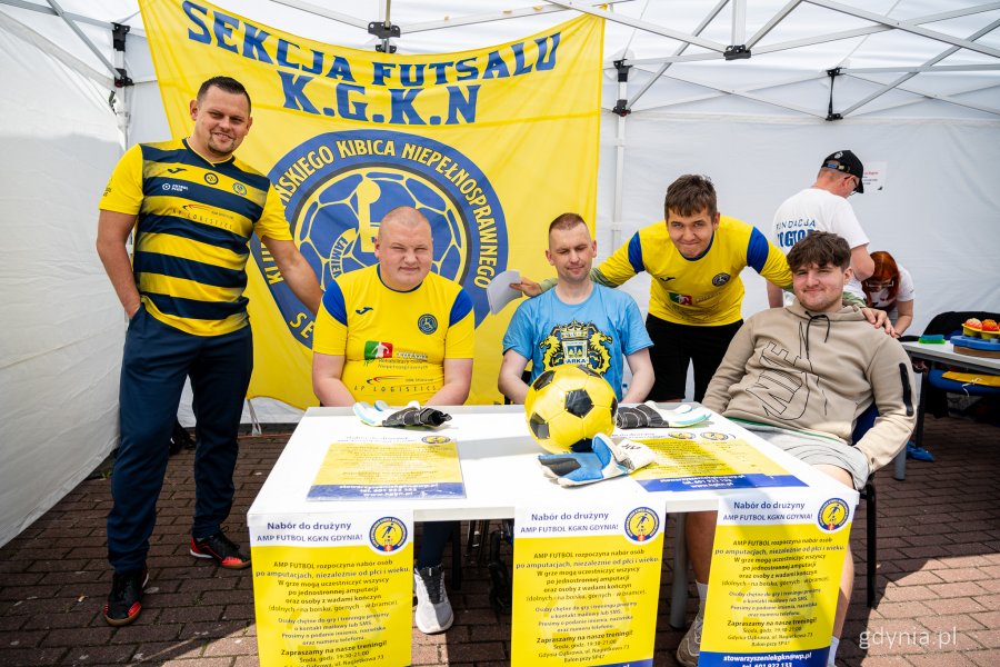 Stoisko Klubu Gdyńskiego Kibica Niepełnosprawnego podczas „Derbów dla zdrowia” na Narodowym Stadionie Rugby w Gdyni (fot. Kamil Złoch)