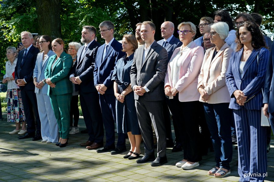 Od lewej: senator Sławomir Rybicki, posłanka Wioleta Tomczak, prezydent Gdyni Aleksandra Kosiorek, Tadeusz Szemiot – przewodniczący Rady Miasta Gdyni, wiceprezydent Gdyni Rafał Geremek, radni Larysa Kramin, Łukasz Strzałkowski, Norbert Anisowicz, Teresa Bysewska i Joanna Zielińska oraz posłanka Dorota Arciszewska-Mielewczyk podczas obchodów 86. rocznicy wybuchu II wojny światowej, które odbyły się na Cmentarzu Wojennym w Gdyni 