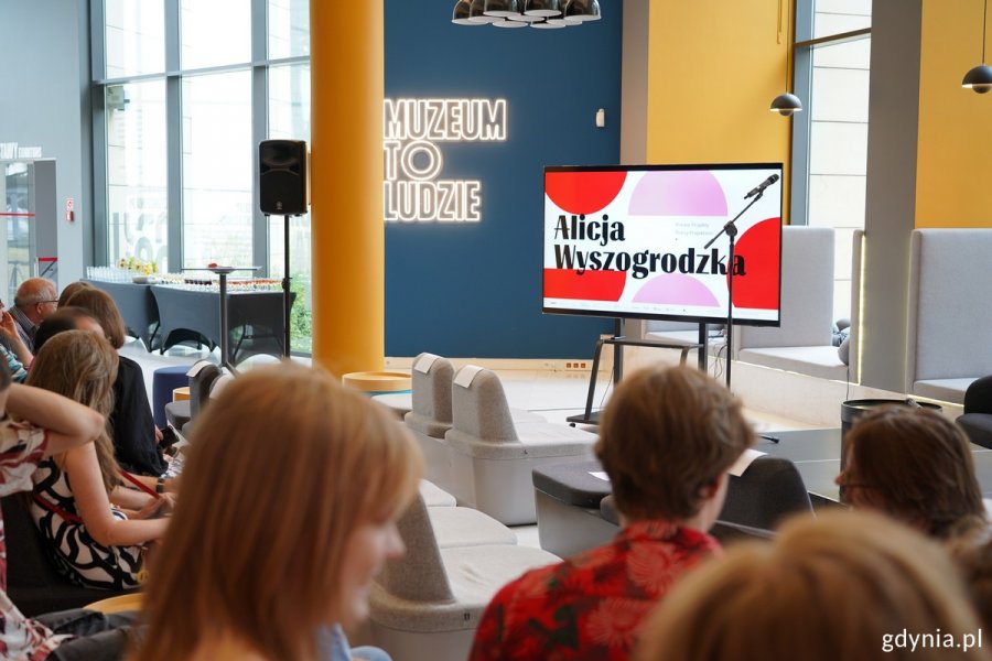 „Alicja Wyszogrodzka. Polskie Projekty Polscy Projektanci”, ludzie na wernisażu wystawa w Muzeum Miasta Gdyni