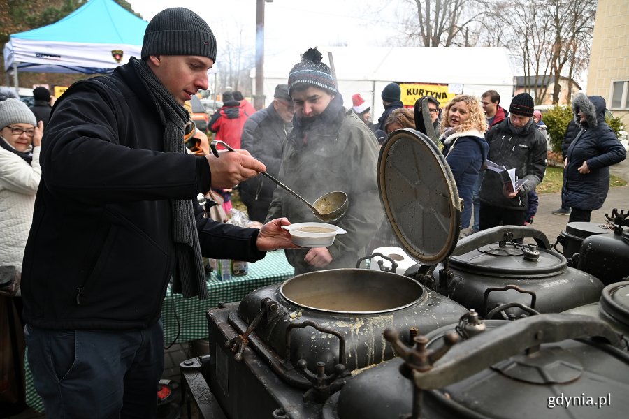 Pokaz palenia w piecu metodą odgórną na Małym Kacku, fot. Michał Puszczewicz