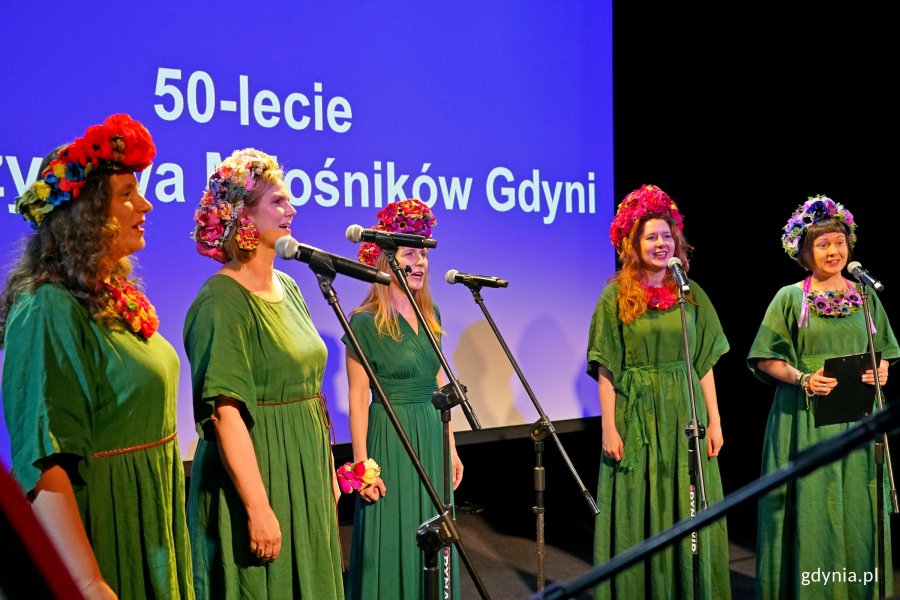 Artystki z Akademii Głos&oacute;w Tradycji podczas występu na uroczystości z okazji 50-lecia Towarzystwa Miłośnik&oacute;w Gdyni 