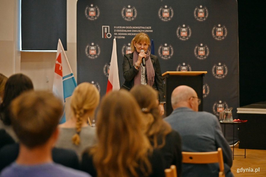 Elżbieta Zaręba &ndash; dyrektorka II LO w Gdyni podczas inauguracji wystawy &bdquo;Gdynia x 10&rdquo;  w auli szkoły