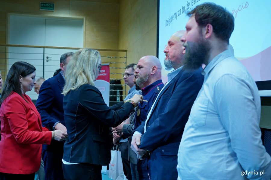 Wiceprezydent Gdyni Tomasz Augustyniak i dr hab. Marlena Robakowska &ndash; dyrektor Regionalnego Centrum Krwiodawstwa i Krwiolecznictwa w Gdańsku wręczający odznaki i legitymacje honorowym dawcom krwi z Gdyni 