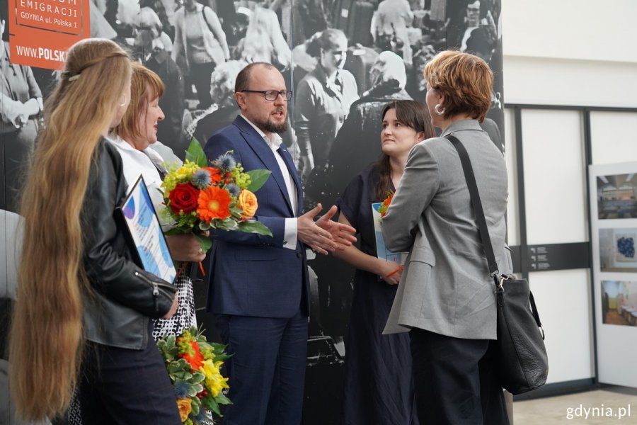 Tegoroczne laureatki z Muzeum Miasta Gdyni: Katarzyna Gec-Leśniak, Małgorzata Barszcz i Małgorzata Bujak w towarzystwie dyrektor Karin Moder oraz dyrektora zarządzającego Mariusza Bzdęgi