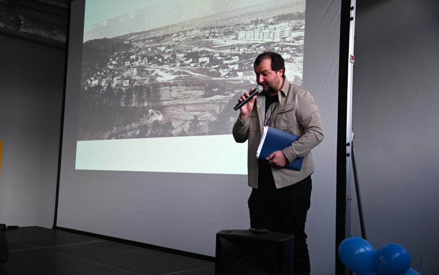 Mężczyzna na scenie z mikrofonem