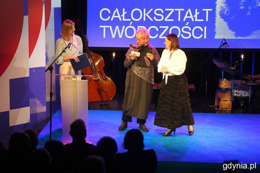 Na scenie Ewa Ignaczak, zdobywczyni nagrody za całokształt tw&oacute;rczości w towarzystwie prezydent Gdyni Aleksandry Kosiorek