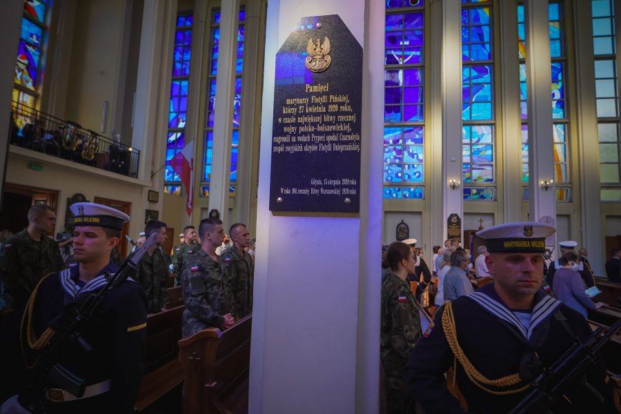 Podczas mszy odsłonięto pamiątkową tablicę // fot. st. chor. szt. mar. Piotr Leoniak 