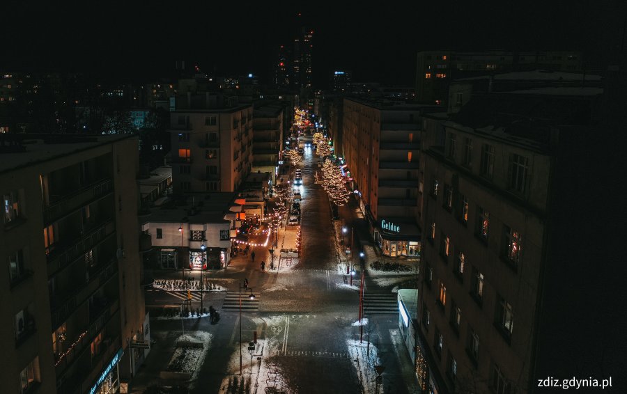 świąteczne iluminacje w mieście, widok z góry, ruch uliczny