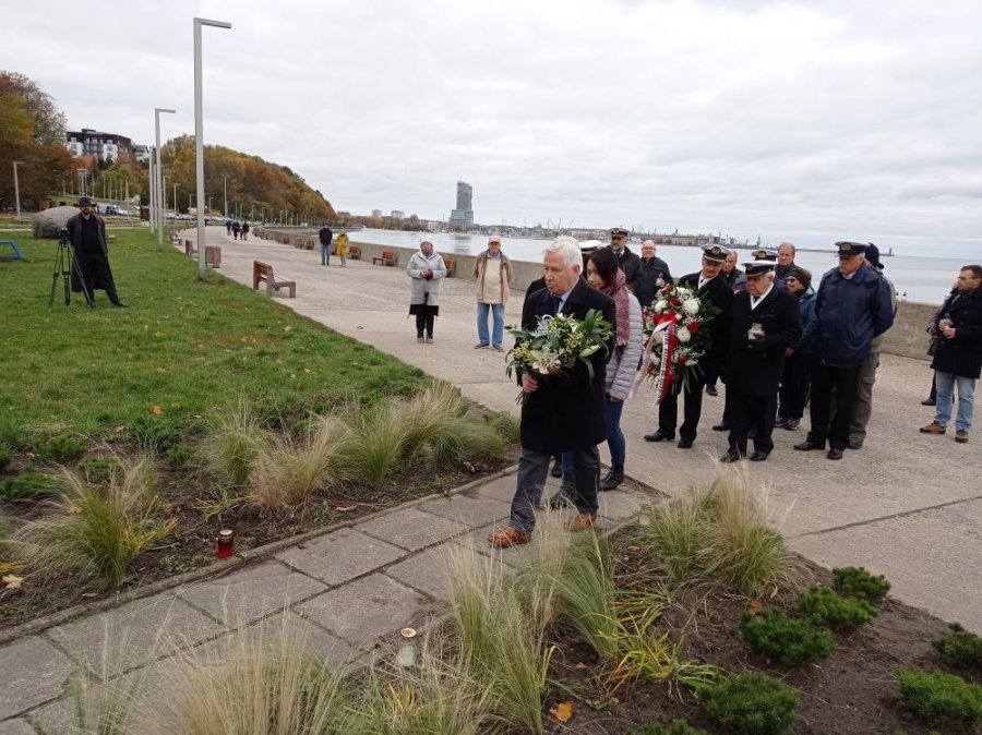 Bogusław Witkowski - prezes Pomorskiego Związku Żeglarskiego składający kwiaty podczas uroczystości przed pomnikiem „Tym, co odeszli na wieczną wachtę” 