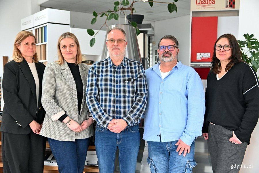 Przedstawicielki Gdyńskiego Centrum Wspierania Przedsiębiorczości podczas spotkania jubileuszowego z Włodzimierzem i Oskarem Czujami z firmy Okland