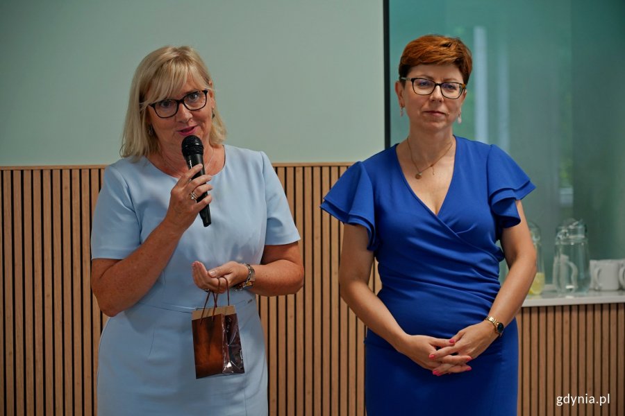 Alicja Bajduszewska i Anna Pączek – była i obecna dyrektor Szkoły Podstawowej nr 26 w Gdyni podczas uroczystości z okazji 101. urodzin Krystyny Cembrzyńskiej-Piłat