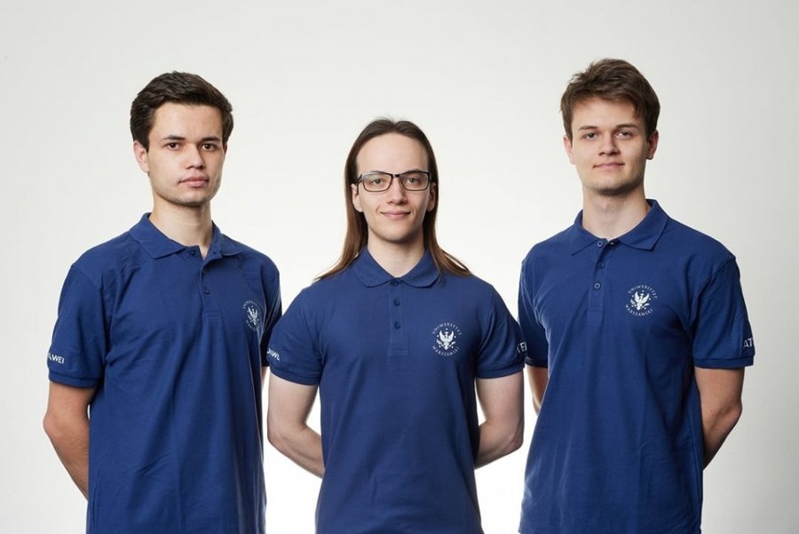 Trzy osoby w niebieskich t-shirtach