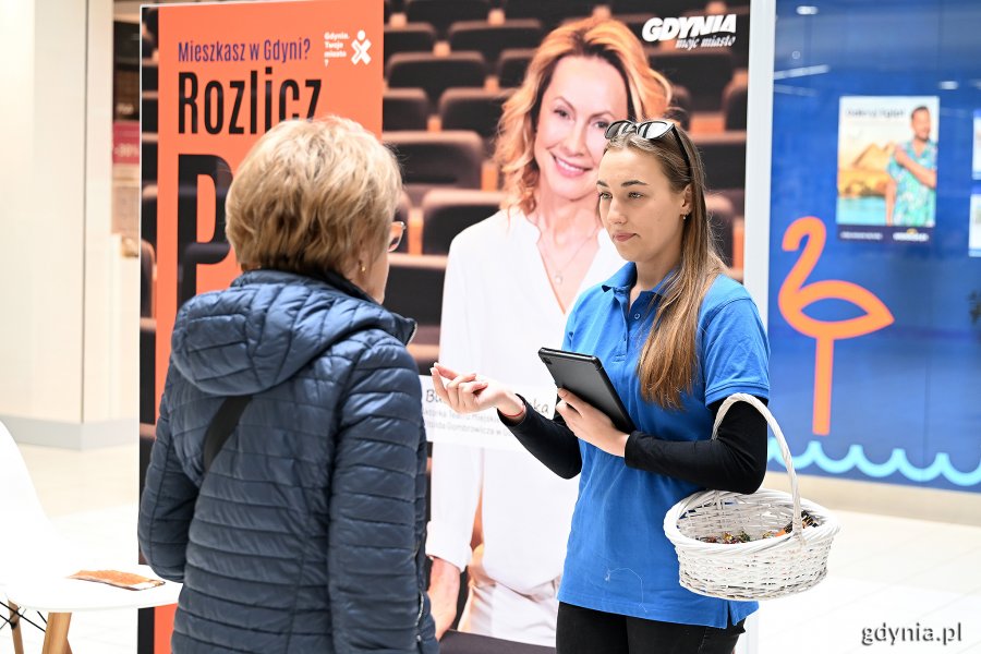 Konsultantka rozmawia z mieszkańcami w galerii „Szperk” 