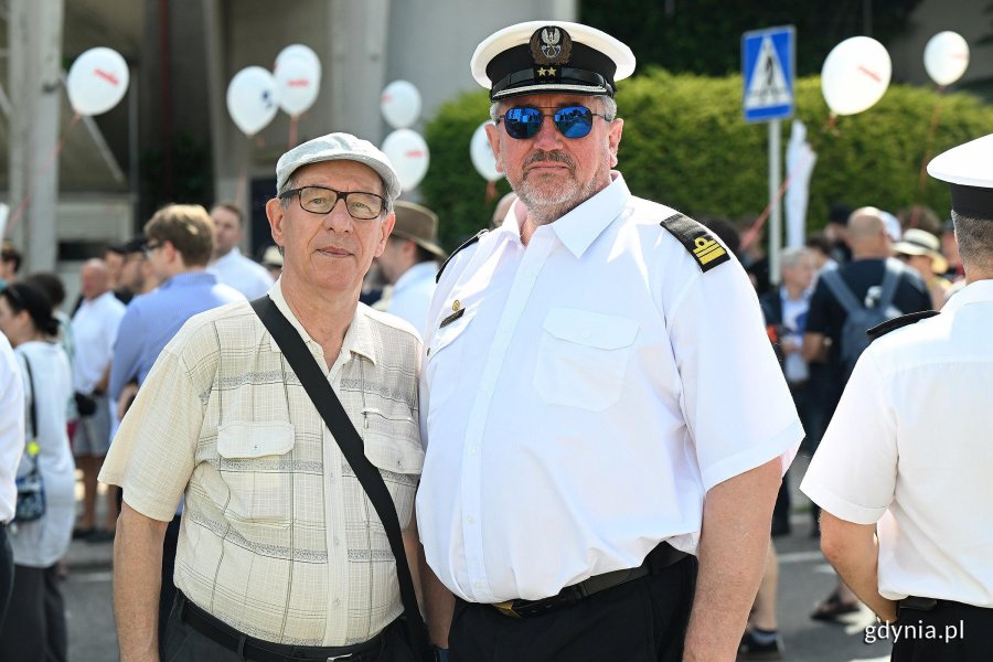 Dwaj mężczyźni, jeden w stroju marynarza