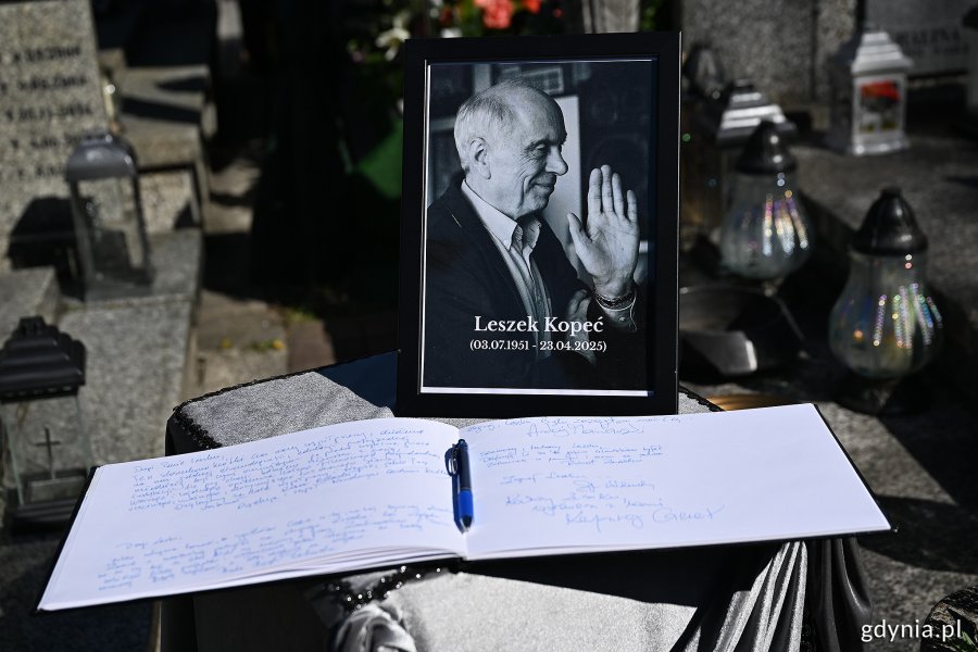 Księga kondolencyjna Leszka Kopcia na Cmentarzu Łostowickim w Gdańsku (fot. Michał Puszczewicz)