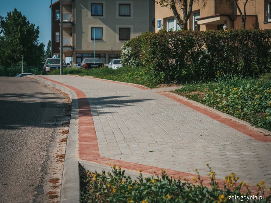 nowy chodnik na ul. Staffa, widoczna jezdnia, zieleń oraz budynek