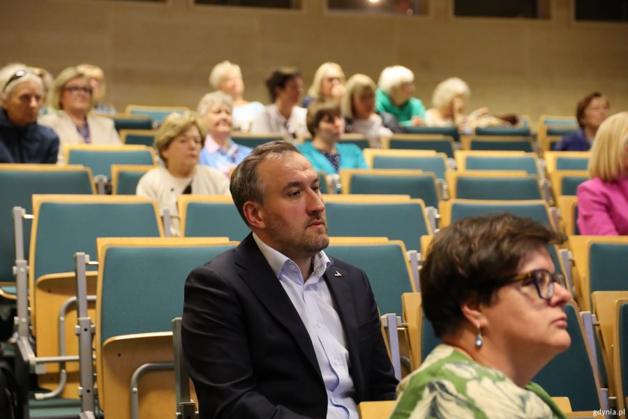 Na sali siedzą m.in. Tomasz Augustyniak, wiceprezydent Gdyni i Anna Melki, dyrektor Gdyńskiego Centrum Zdrowia