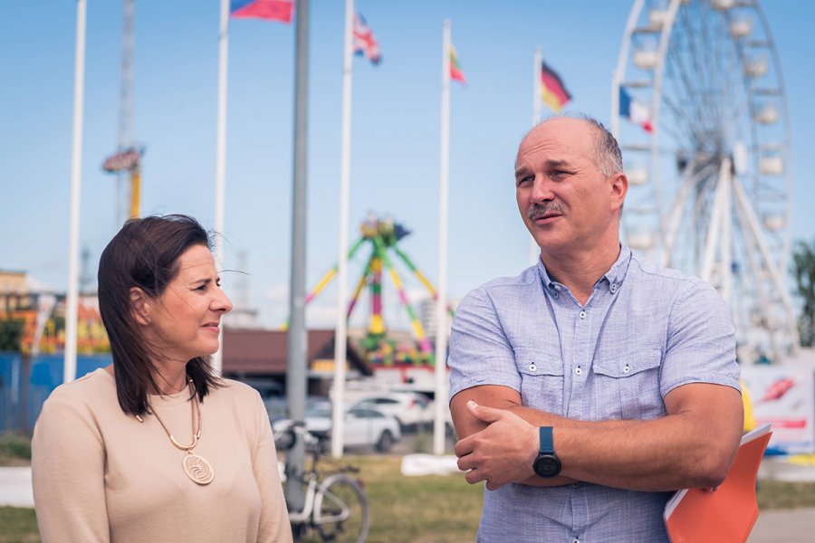 Dyrektor MIR Emil Kuzebski oraz Sylwia Mathea-Chwalczewska, kierownik zespołu obiektów nadmorskich w Gdyńskim Centrum Sportu//mat. pras. Save the Sea