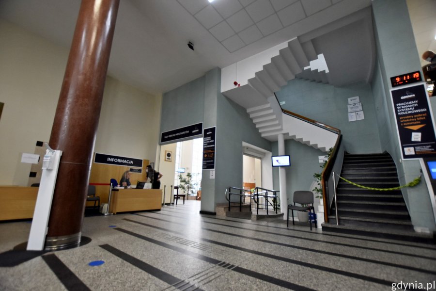 W holu urzędu działa punkt informacyjny Gdyńskiego Centrum Kontaktu // fot. Paweł Kukla