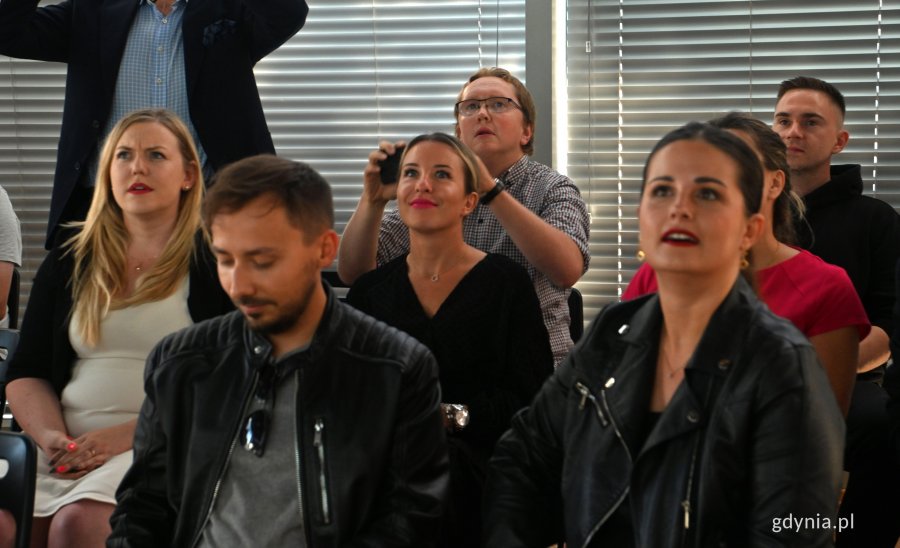 na zdjęciu uśmiechnięci ludzie