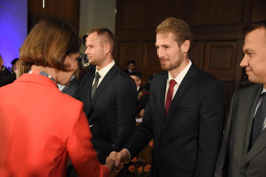 Dyplomy laureatowi i wyróżnionym wręczyła Katarzyna Gruszecka-Spychała, wiceprezydent Gdyni ds. gospodarki, fot. Jan Ziarnicki