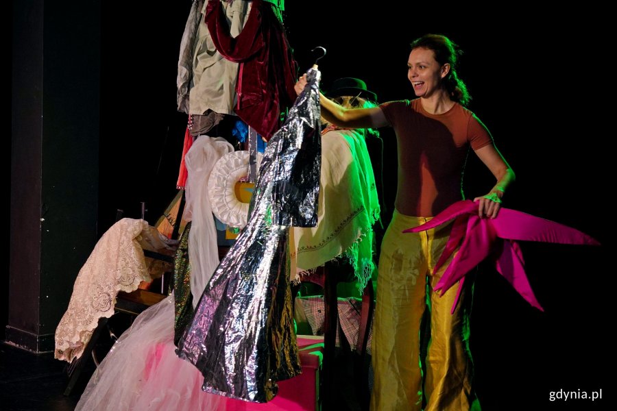 Agnieszka Skawińska podczas próby do spektaklu  „Złotopióra” w Teatrze Gdynia Główna 